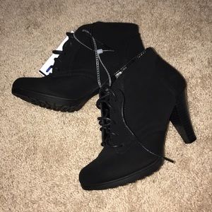 New Women’s Rialto lace up heeled booties size 6